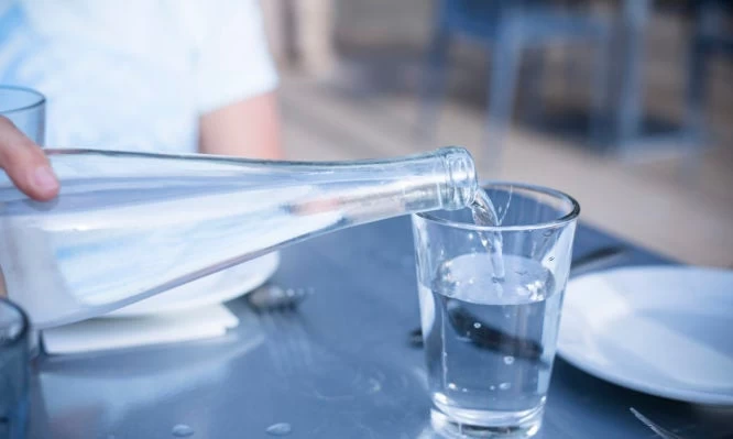Με ποιον τρόπο το νερό πριν το γεύμα μπορεί να σας βοηθήσει στο αδυνάτισμα